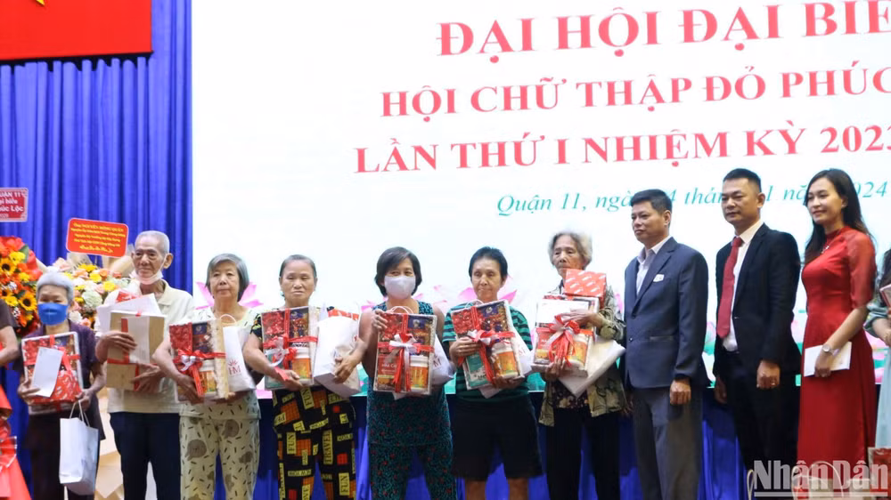 Hội Chữ thập đỏ Phúc Lộc trao quà Tết cho các hoàn cảnh khó khăn trên địa bàn quận 11.