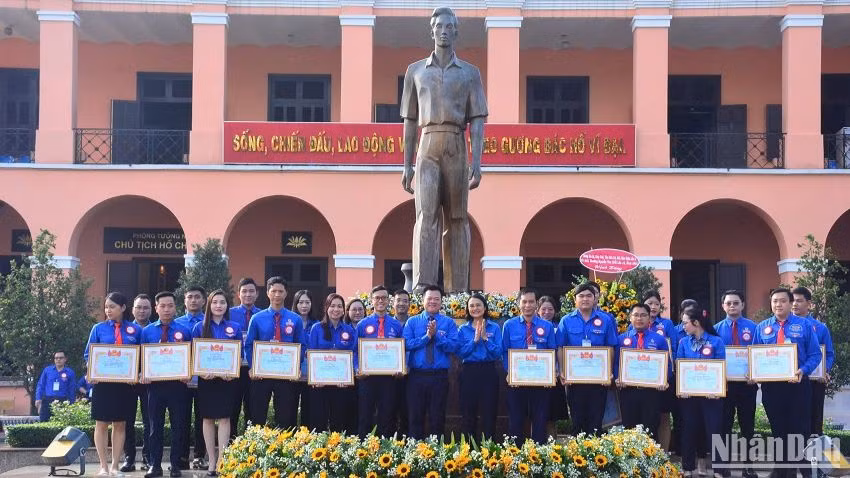 Các gương mặt trẻ được trao Giải thưởng “Nguyễn Văn Trỗi” lần thứ 14.