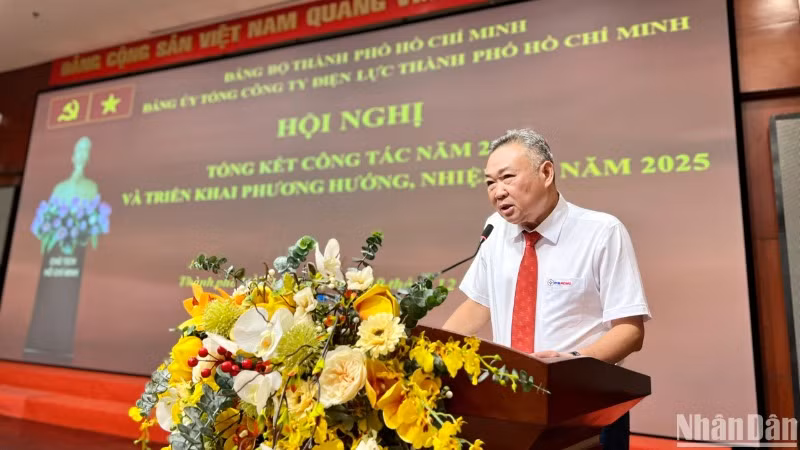 Đồng chí Phạm Quốc Bảo, Bí thư Đảng ủy, Chủ tịch Hội đồng Thành viên EVNHCMC phát biểu tại hội nghị.