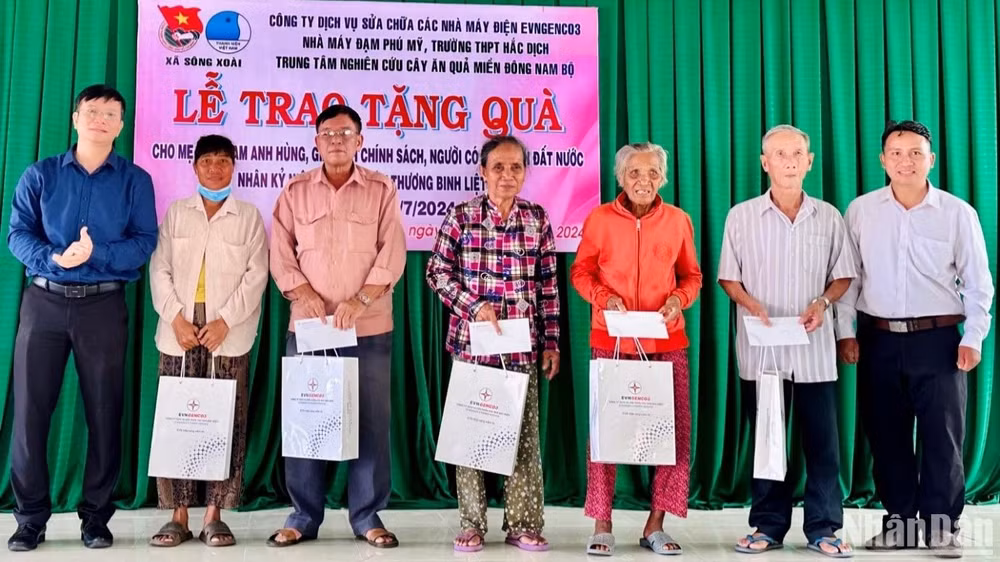 Ông Nguyễn Thanh Hà, Phó chủ tịch Công đoàn EPS (ngoài cùng bên trái) tặng quà các thương bệnh binh, gia đình chính sách tại xã Sông Xoài.