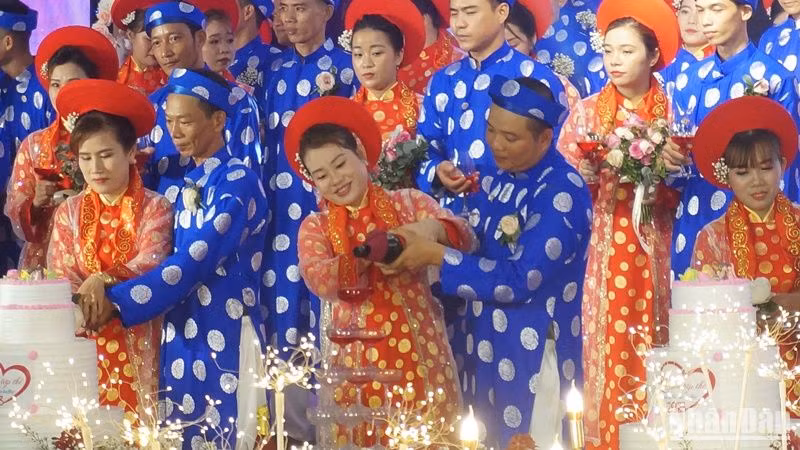 Trung tâm Hỗ trợ thanh niên công nhân Thành phố Hồ Chí Minh tổ chức Chương trình “Lễ cưới tập thể” năm 2023 dành cho 82 cặp đôi có hoàn cảnh đặc biệt trên địa bàn thành phố và khu vực lân cận.