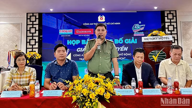 Đại diện Ban tổ chức trao đổi thông tin của giải đấu.