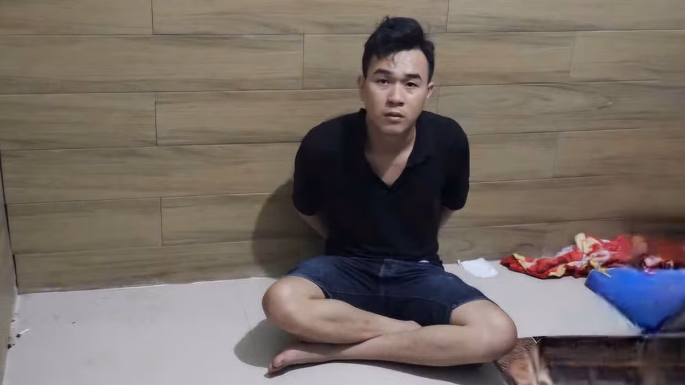 Một đối tượng tham gia đường dây bị Công an bắt quả tang. (Ảnh: Công an cung cấp)