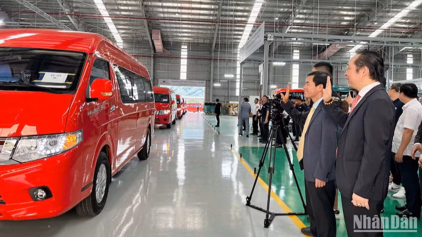 Lãnh đạo tỉnh Thừa Thiên Huế chúc mừng mẫu xe mini bus Kim Long X9 ra mắt thị trường