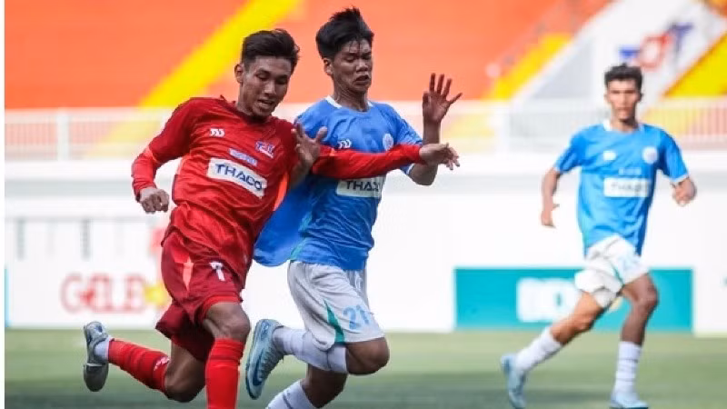 Các cầu thủ đội Trường đại học Tôn Đức Thắng (áo đỏ) trong trận đấu khai mạc chiều nay. (Ảnh: NHẬT THỊNH)