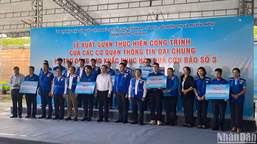 Lãnh đạo Thành phố Hồ Chí Minh động viên các đơn vị trước giờ lên đường hỗ trợ đồng bào miền bắc khắc phục hậu quả bão lũ, thiên tai. (Ảnh: HUYỀN TRÂN)
