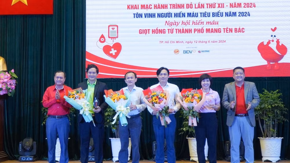 Ban Tổ chức trao hoa và kỷ niệm chương tại chương trình cho các đơn vị đồng hành.