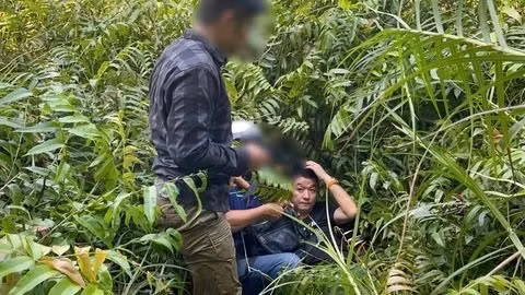 Lực lượng chức năng vây bắt các đối tượng trên đường trốn chạy (Ảnh: Công an cung cấp).