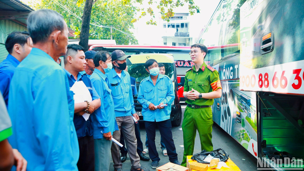 Cán bộ Công an thành phố trao đổi về nghiệp vụ cho các đội xe ôm tự quản tại các bến xe