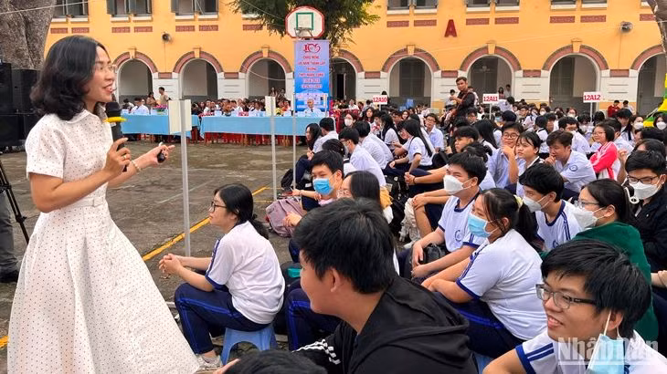 Thạc sĩ Lê Thị Hồng Anh chia sẻ cùng các học sinh tại chương trình.