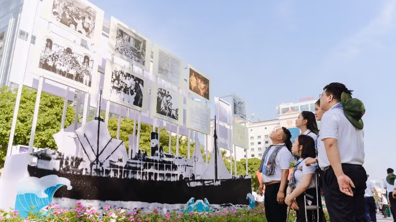 Các đại biểu dự đại hội tham gia một hoạt động tham quan triển lãm.