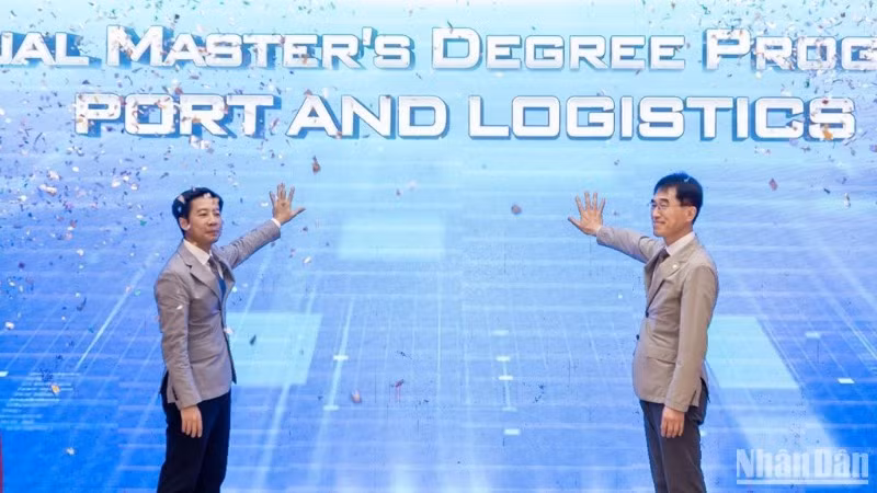 Đại diện lãnh đạo hai trường đại học thực hiện nghi thức ra mắt chương trình đào tạo Thạc sĩ song bằng Cảng và Logistics.