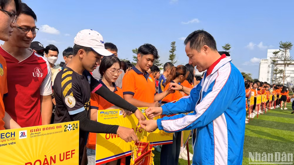 Đại diện Ban tổ chức trao cờ lưu niệm cho các cầu thủ tham dự giải đấu. Đại diện Ban tổ chức trao cờ lưu niệm cho các cầu thủ tham dự giải đấu.