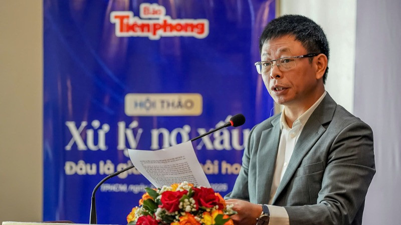 Nhà báo Phùng Công Sưởng, Tổng Biên tập Báo Tiền Phong phát biểu đề dẫn hội thảo. (Ảnh: Báo Tiền Phong) Nhà báo Phùng Công Sưởng, Tổng Biên tập Báo Tiền Phong phát biểu đề dẫn hội thảo. (Ảnh: Báo Tiền Phong)