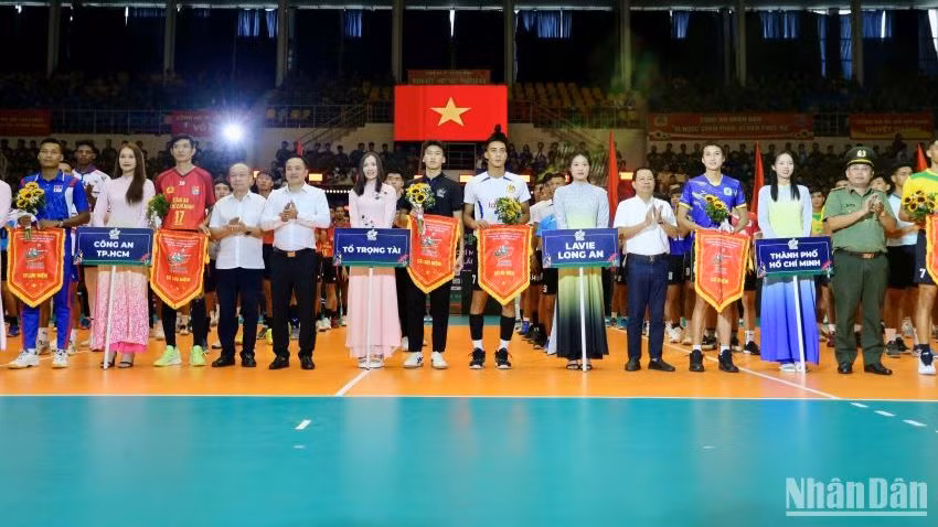 Ban tổ chức tặng hoa chúc mừng các đội bóng tham dự.