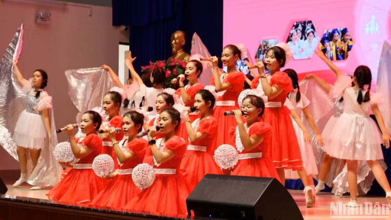 Các em học sinh biểu diễn văn nghệ trong buổi sơ kết mô hình “Trường học hạnh phúc và triển khai nhiệm vụ năm học 2024-2025”.