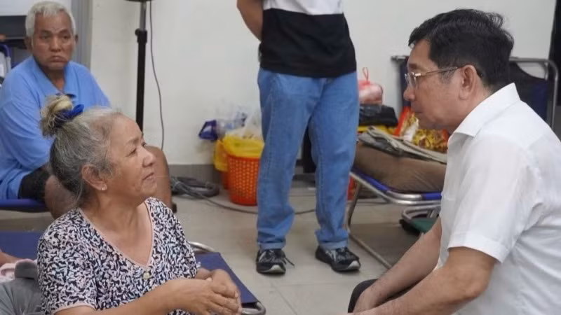 Đồng chí Dương Ngọc Hải thăm hỏi, động viên các gia đình gặp nạn. (Ảnh: HOÀNG MINH)