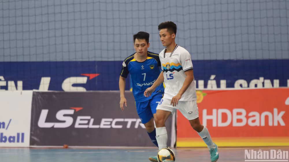 Sahako (áo xanh) không thể ngăn chuỗi toàn thắng của Thái Sơn Nam Thành phố Hồ Chí Minh (áo trắng)