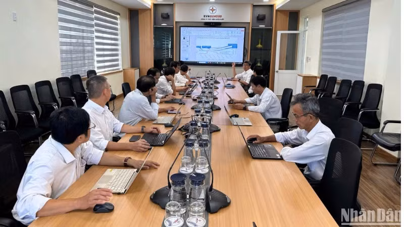 Ban Chỉ huy phòng chống, thiên tai và tìm kiếm cứu nạn công ty lập phương án điều tiết nước.