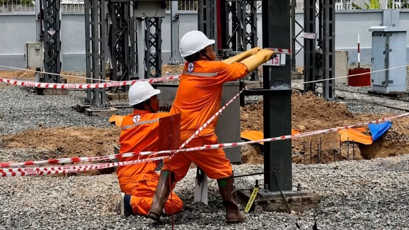 Tinh thần “làm ngày không đủ, tranh thủ làm đêm của cán bộ, công nhân viên ngành điện miền nam trên các công trình.