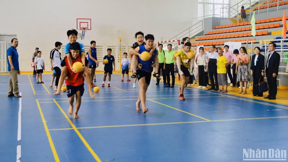 Một trò chơi phối hợp khiến các em nhỏ thích thú.