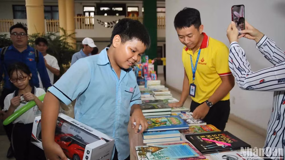 Các em thiếu nhi huyện Bình Chánh tìm hiểu, tham gia các hoạt động tại chương trình.