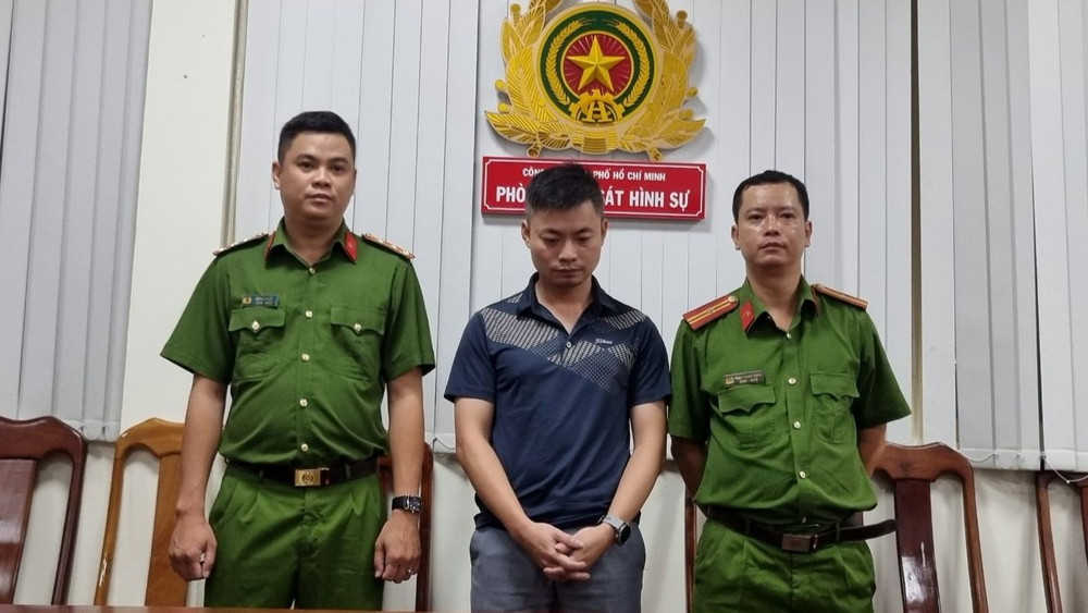 Đối tượng Lại Thái Phong tại cơ quan công an. (Ảnh: Công an cung cấp)
