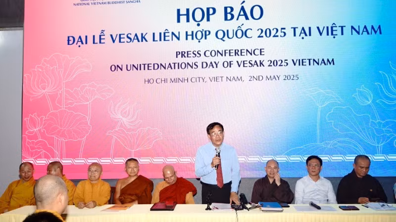 Các vị đại diện Giáo hội Phật giáo Việt Nam và sở, ngành Ủy ban nhân dân Thành phố Hồ Chí Minh thông tin về Đại lễ Vesak 2025.