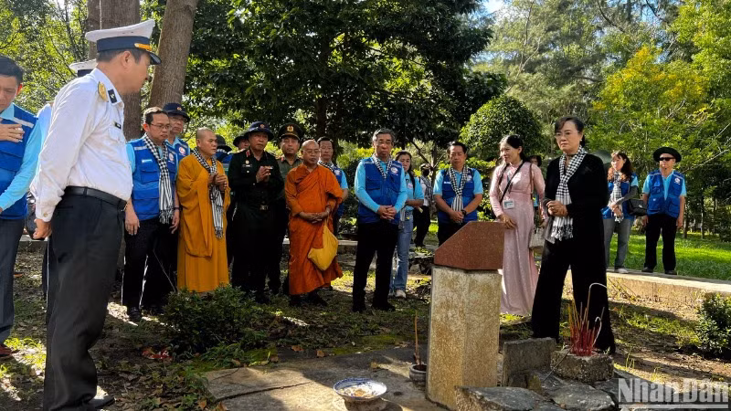 Các đại biểu tổ chức dâng hương, dâng hoa, thắp hương tri ân các anh hùng liệt sĩ hi sinh tại Côn Đảo.