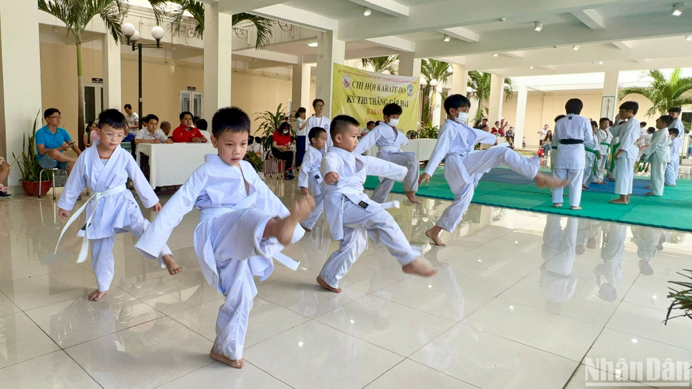 Học sinh cấp Tiểu học tham dự kỳ thi lên đai môn võ tại thành phố Thủ Đức.