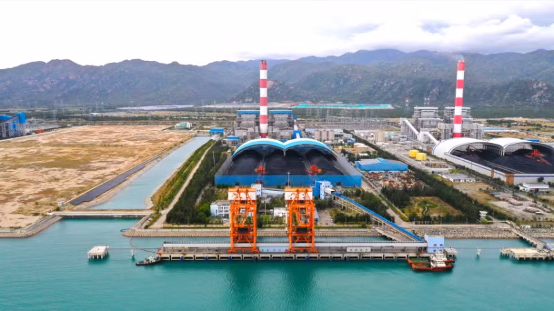 Toàn cảnh Nhà máy Nhiệt điện Vĩnh Tân 2 nhìn từ cảng than.