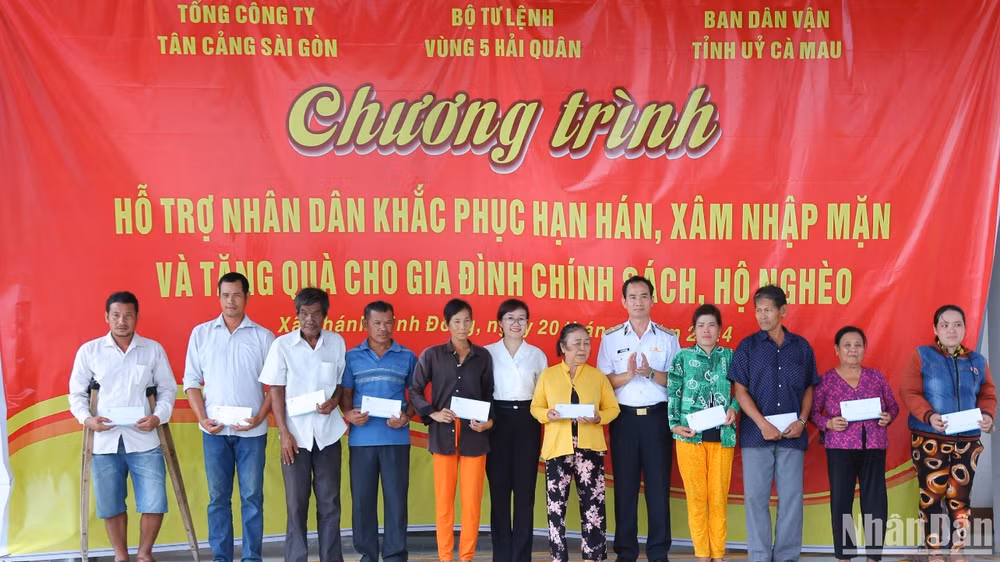 Các đơn vị trao hỗ trợ người dân có hoàn cảnh khó khăn trên địa bàn các huyện.