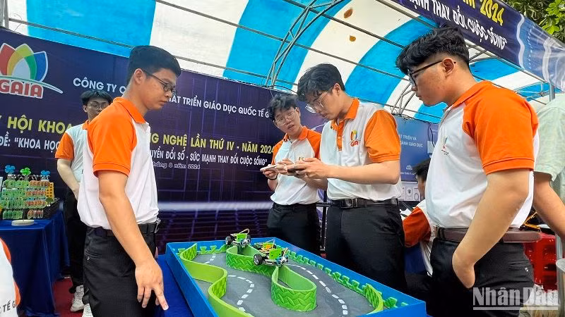 Một gian hàng giới thiệu mô hình khoa học tại ngày hội.