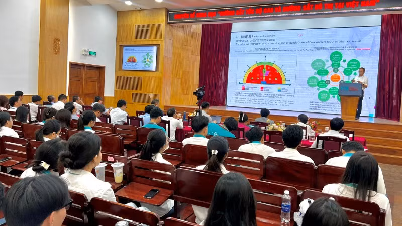 Các diễn giả trình bày tham luận tại hội thảo