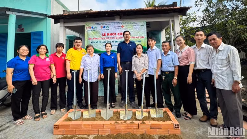 Tuổi trẻ thành phố phối hợp với các đơn vị khởi công xây dựng nhà đại đoàn kết cho một hộ dân tại huyện Bình Chánh