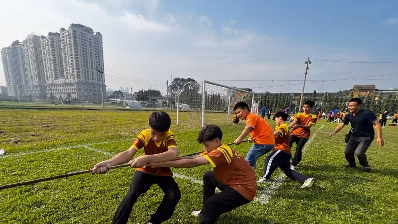 Môn kéo co thu hút nhiều bạn nhỏ tham gia.