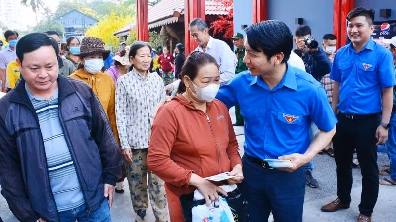 Lãnh đạo Trung ương đoàn tiễn người lao động về quê đón Tết năm 2024.