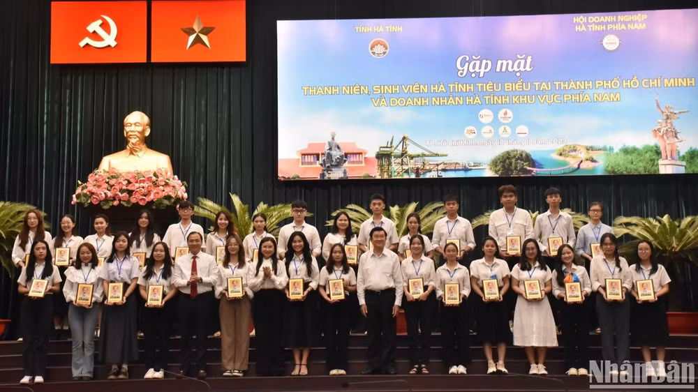 Nguyên Chủ tịch nước Trương Tấn Sang và lãnh đạo tỉnh Hà Tĩnh tặng quà cho các sinh viên.