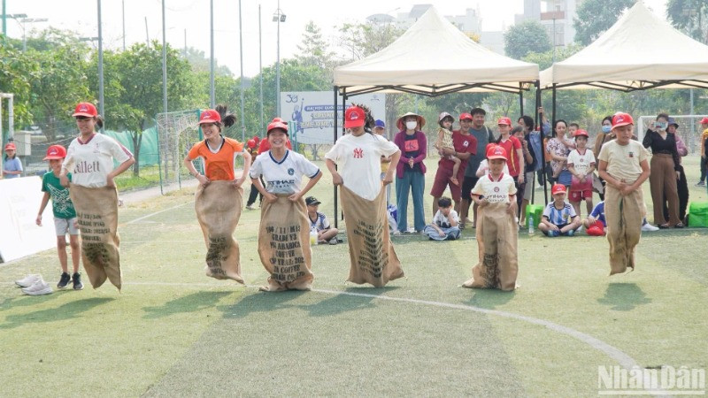 Các trẻ em tham gia trò chơi vận động tại chương trình.