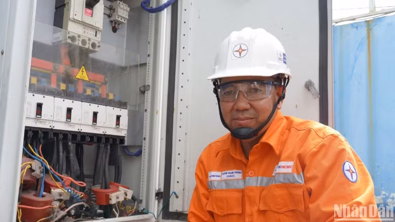 Công nhân Huỳnh Thanh Thuận được đồng nghiệp quý mến xem là "chuyên gia" trong xử lý các vấn đề liên quan đến cáp ngầm.