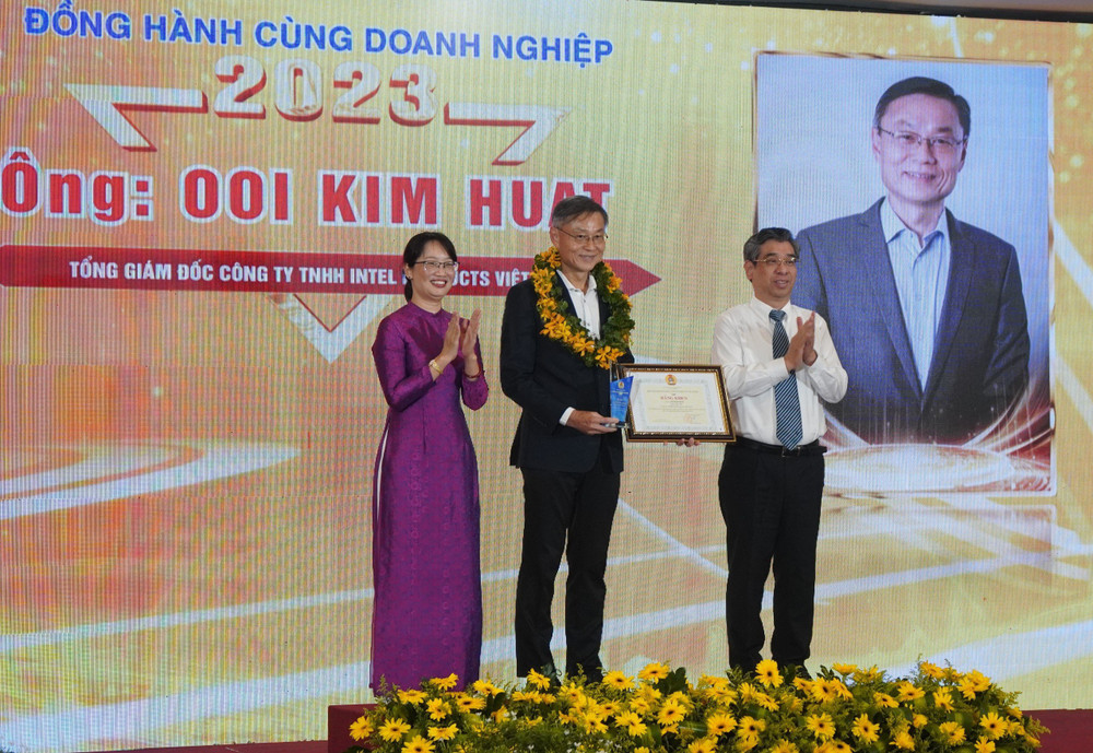 Lãnh đạo Liên đoàn lao động Thành phố Hồ Chí Minh tuyên dương Ông Ooi Kim Huat, Tổng Giám đốc Công ty TNHH Intel Products Việt Nam.