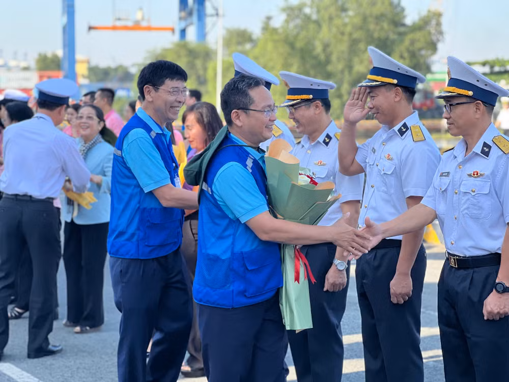 Các đại biểu tạm biệt các cán bộ, chiến sĩ trước giờ lên đường.