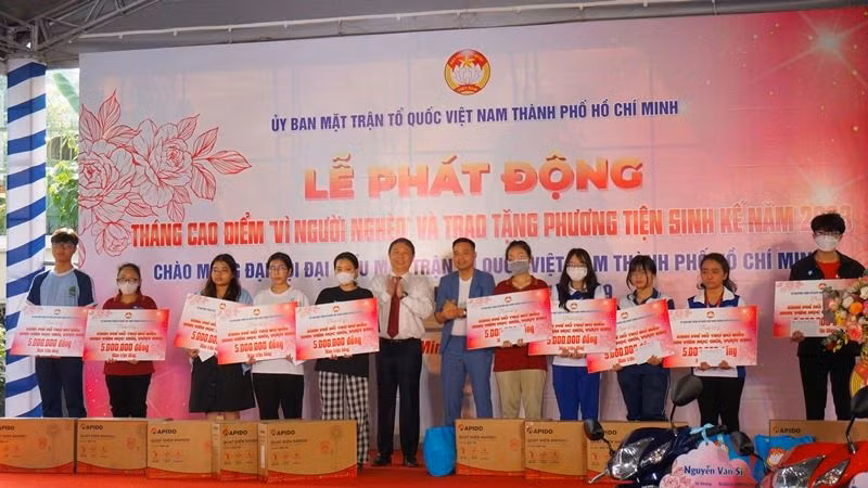 Trao tặng bảng tượng trưng và quà tặng cho sinh viên vượt khó học giỏi năm học 2023-2024.