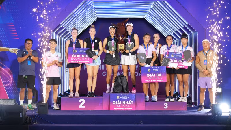 Đại diện Ban Tổ chức trao giải thưởng cho các vận động viên đạt thành tích cao tại giải đấu.