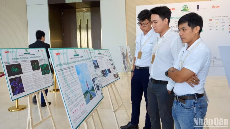 Các đại biểu tham quan các công trình chiếu sáng tham dự dự án.