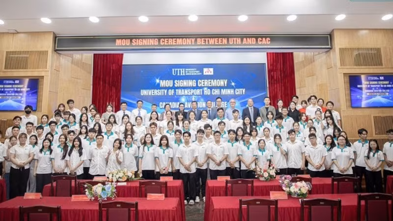 Sinh viên UTH có nhiều điều kiện tiếp cận các công nghệ hàng không hiện đại.