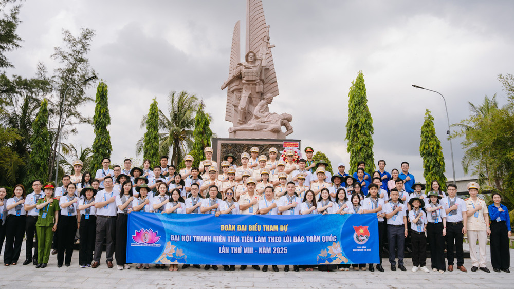 Các đại biểu tham gia một hoạt động về nguồn tại huyện Bình Chánh. Các đại biểu tham gia một hoạt động về nguồn tại huyện Bình Chánh.