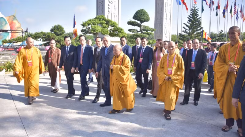 Các đồng chí lãnh đạo Đảng, Nhà nước và các đại biểu dự lễ bế mạc Đại lễ Phật đản Vesak Liên hợp quốc 2025.