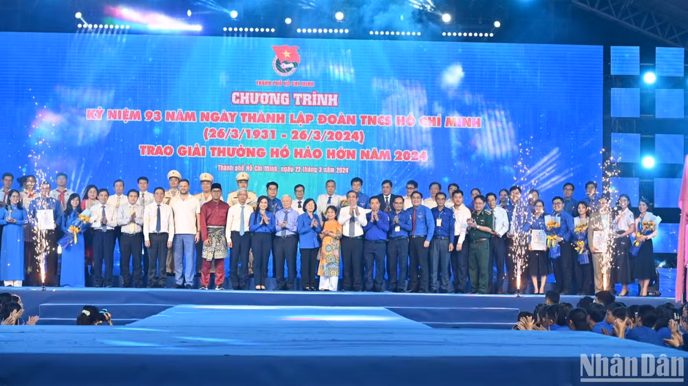 Các lãnh đạo thành phố và các đơn vị chụp hình lưu niệm tại chương trình