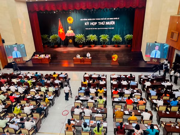 Toàn cảnh kỳ họp thứ 10 của Hội đồng nhân dân Thành phố Hồ Chí Minh khóa X khai mạc sáng 10/7. (Ảnh: TÙNG QUANG)